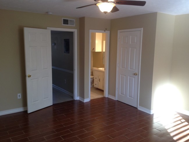 Building Photo - 1110 Riverview Dr
