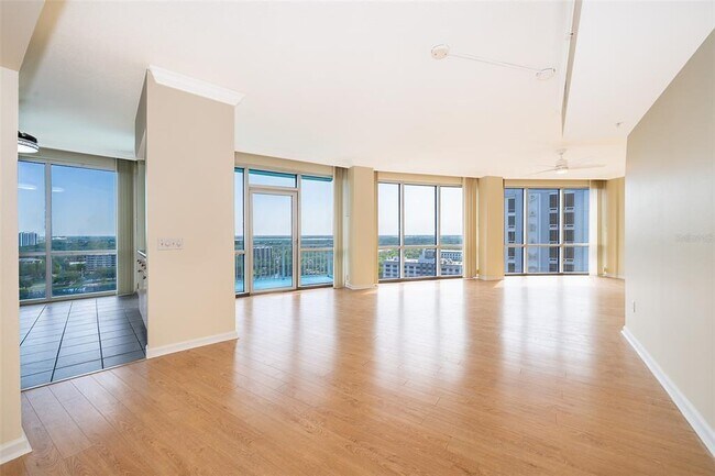 Foto del edificio - 322 E Central Blvd