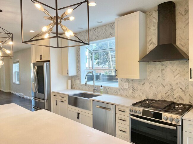 Building Photo - Elegant Craftsman Home in Queen Anne