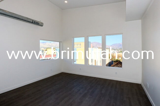 Photo - 945 S Washington St Apartment