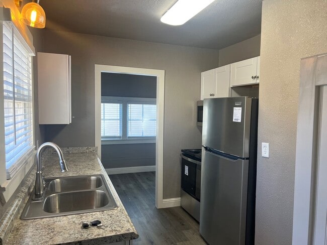 Building Photo - Remodeled One Bedroom Cottage With Private...