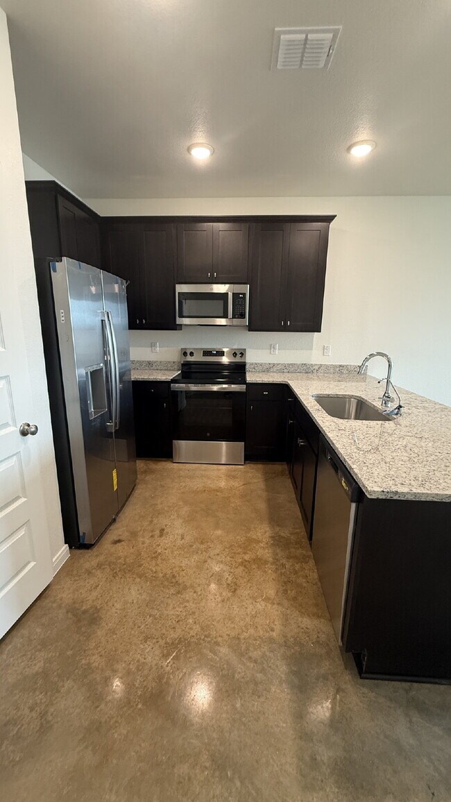 Foto del edificio - Brand NEW Spacious & Modern 3-Bedroom Duplex with Washer and Dryer and HUGE Backyard