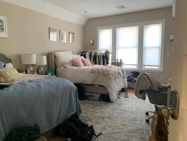 Building Photo - Unbeatable Price and Location; Brighton 8-bed Apt with a Private Bathroom for Each Room!