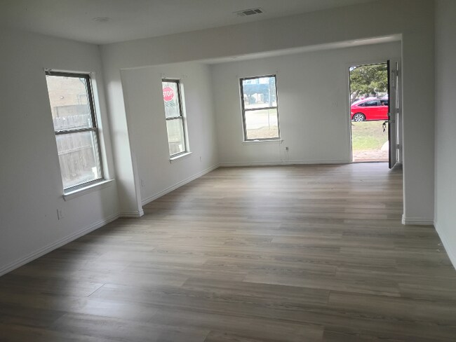 Foto del edificio - 5739 Donnelly Ave