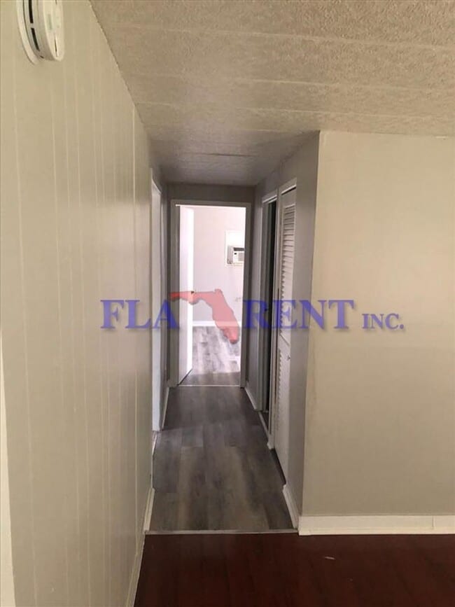 Building Photo - * APPLICATION PENDING.  DO NOT APPLY! *  Large 3/2 Manufactured home in Orlando**