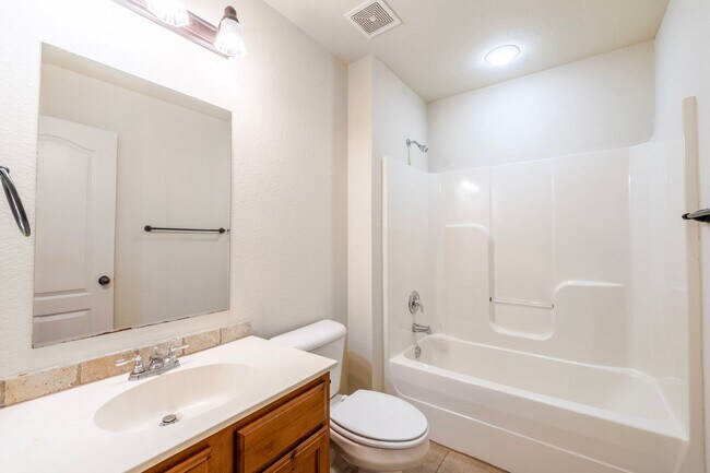 Foto del edificio - 3 bed, 2 bath Condo - MOVE IN SPECIAL!!!!