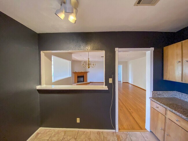 Foto del edificio - Spacious 3 Bed · 2 Bath Hillside Home — Mo...