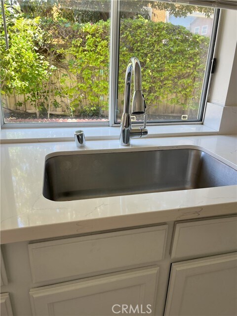 Building Photo - 5 Parthenia