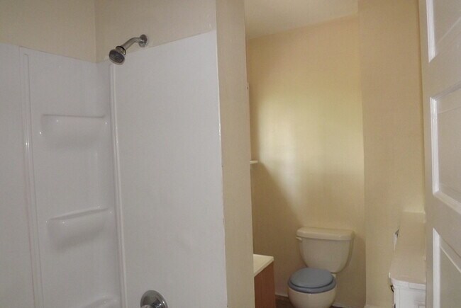 Building Photo - 2 Bedroom Double in Dayton ready for move in!