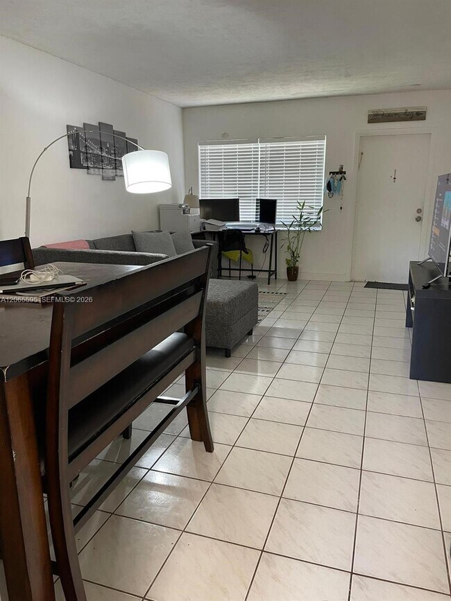 Foto del edificio - 3551 SW 11th St