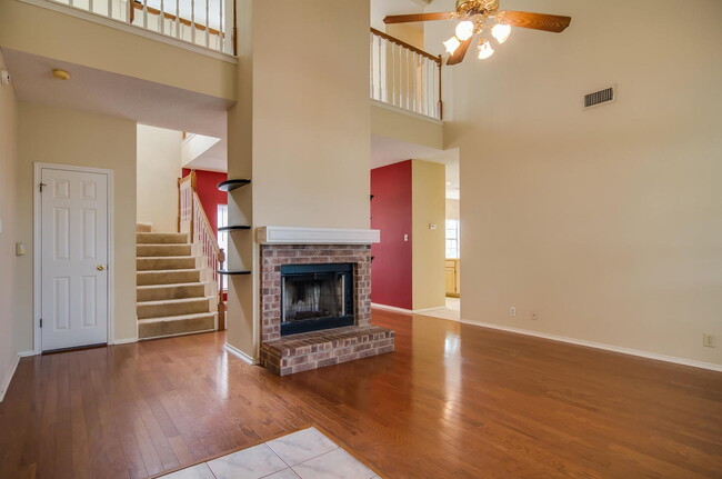 Building Photo - Wonderful 4BR/2.5 Bath in Encino Park -- D...