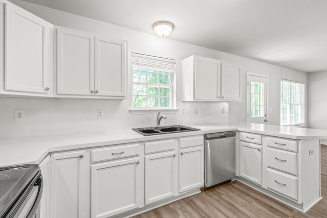 Foto del edificio - 8818 Sharonbrook Dr