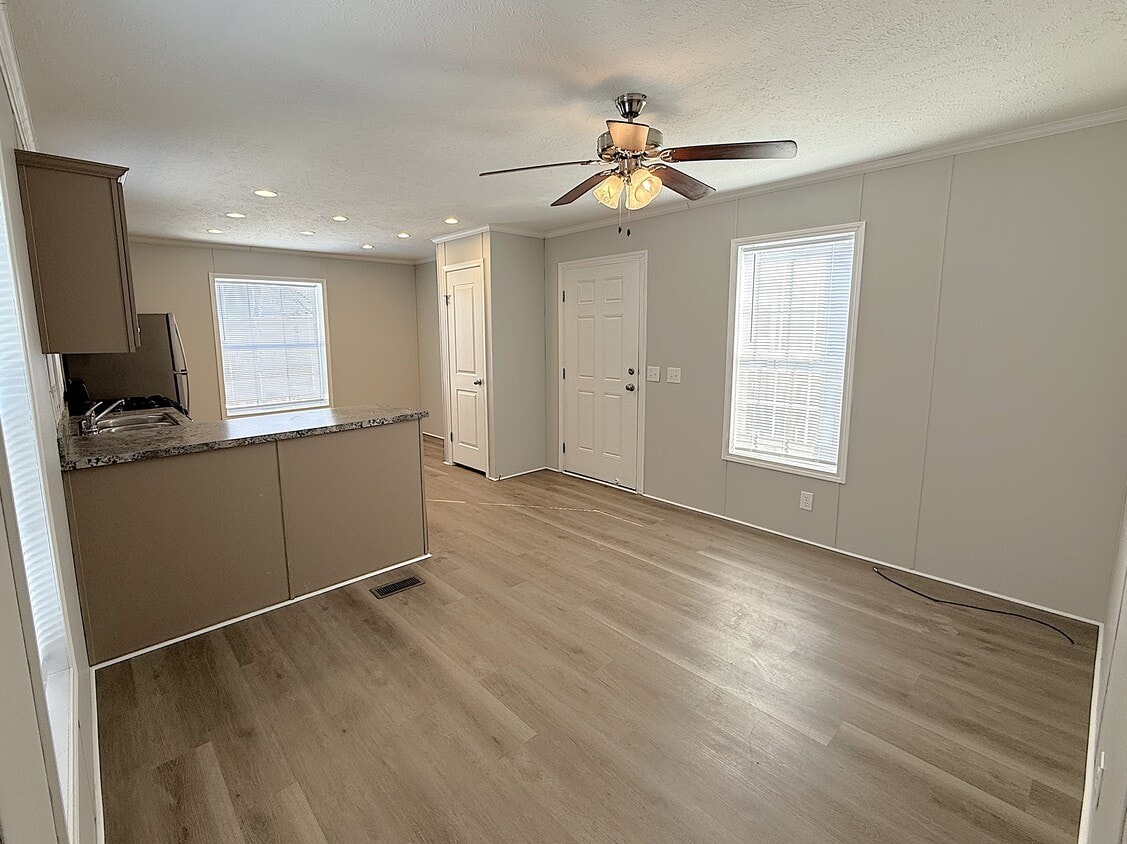 Building Photo - 82 East Dr