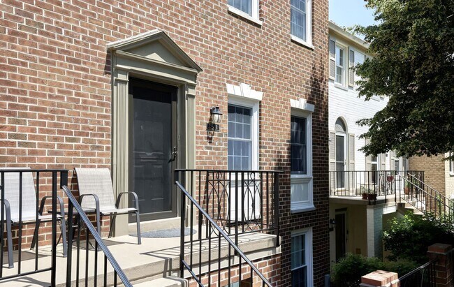 Foto del edificio - 3251 Sutton Pl NW
