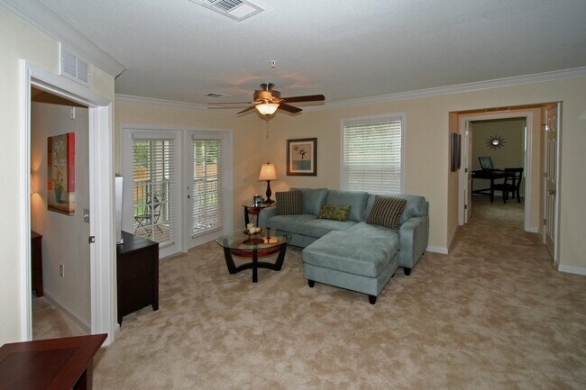 Foto del edificio - Beautiful 2 Bedroom, 2 Bathroom, wood floors!