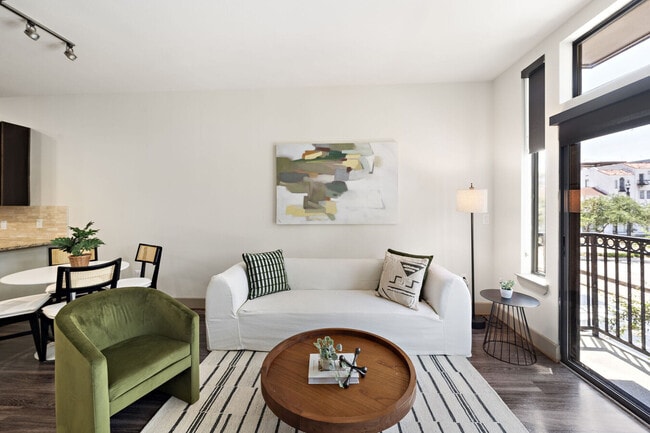 Building Photo - City Living Made Easy – 1/1 Near Downtown