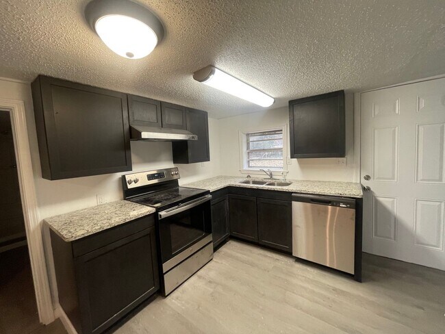 Building Photo - Beautiful 3 bedroom 2 full bathroom availa...