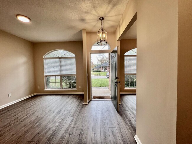 Foto del edificio - Behind the Gates: A Corner-Lot 4 bedroom, 2 bath Retreat in Coveted Pace Island!!