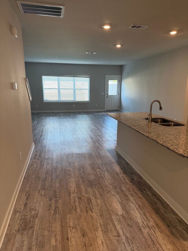 Foto del edificio - 2021 Hardwick Ln