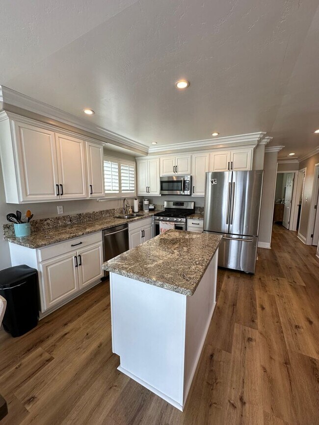Building Photo - BEAUTIFUL AND SPACIOUS 3 BED - 2 BATH HOUS...