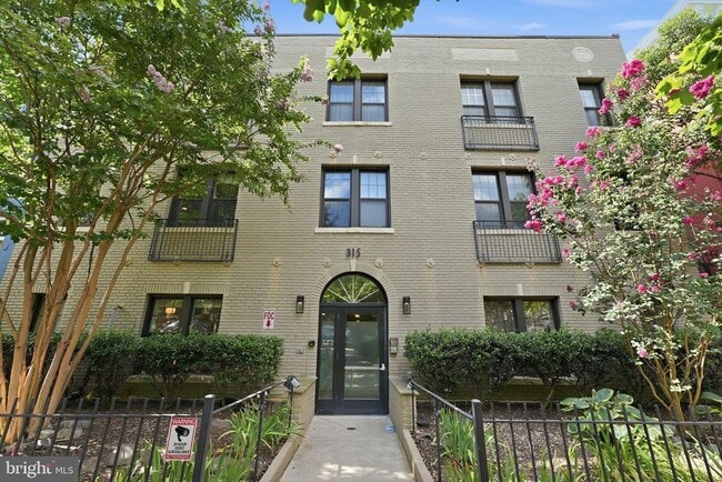 Building Photo - 315 G St NE