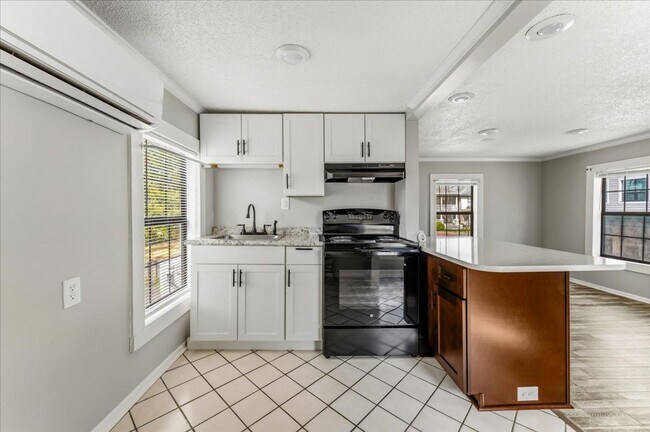 Foto del edificio - Charming Studio in a Great Location – $1,100/month