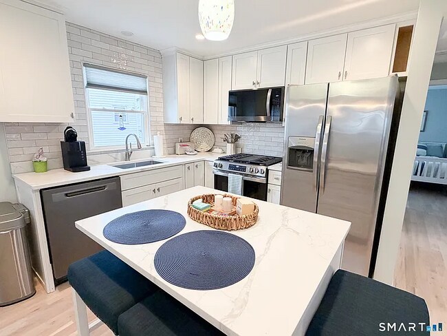 Foto del edificio - Fully renovated home just steps from the beach!