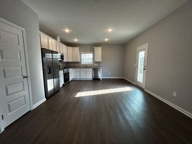 Foto del edificio - Beautiful 4-Bedroom Home with Serene Outdo...
