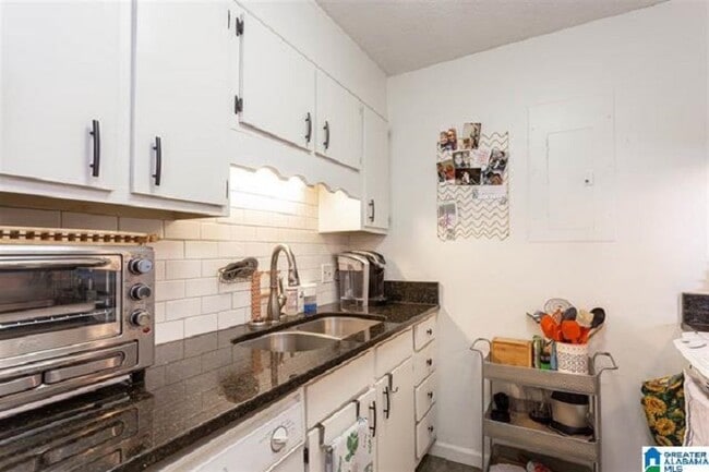 Kitchen - 3350 Altamont S