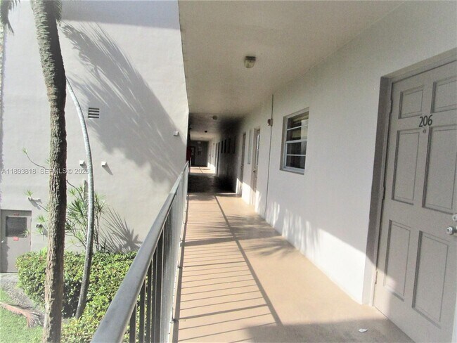 Foto del edificio - 8101 SW 24th Ct