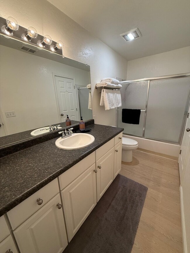 Full bathroom - 2107 G St