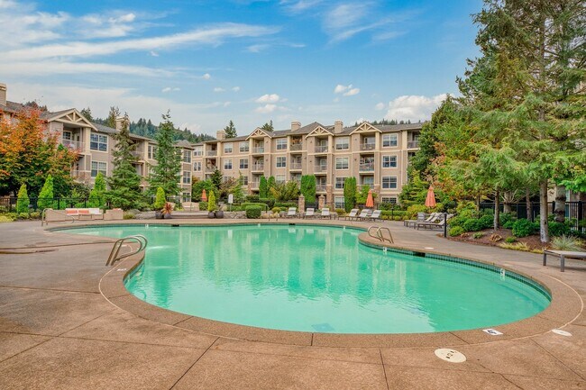 Disfruta del sol en verano en la piscina. - The Estates at Cougar Mountain