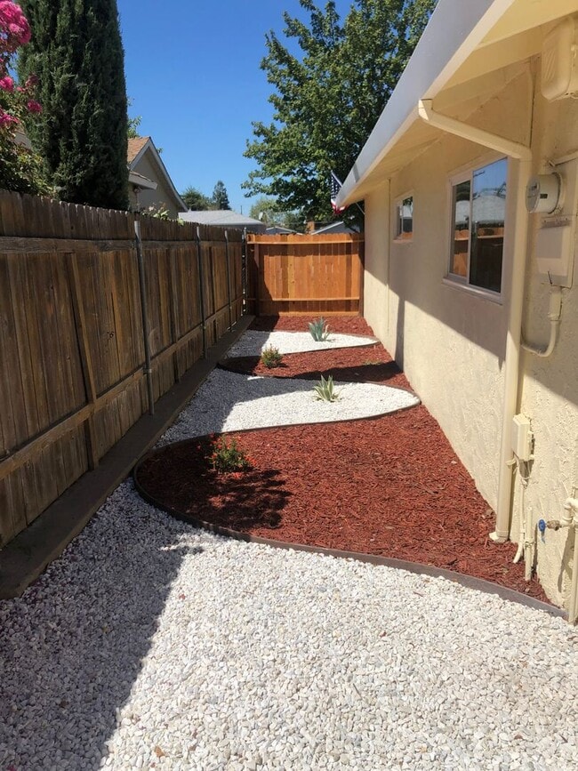 Building Photo - Remodeled Single Family Home!