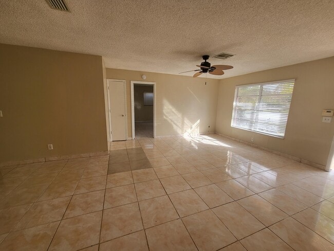 Building Photo - 5826 Bermuda Cir E