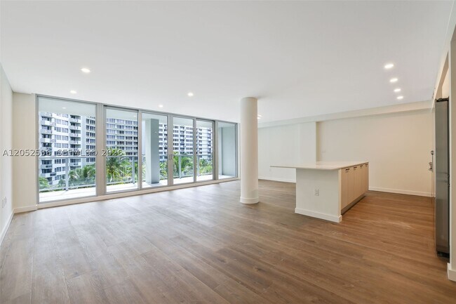 Building Photo - 1500 Bay Dr E