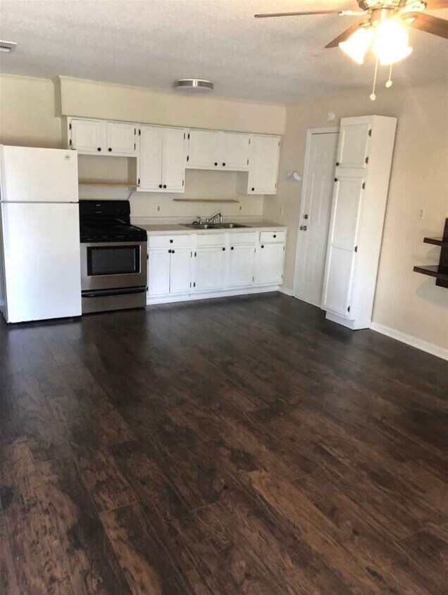 Kitchen - 207 Lake Dr