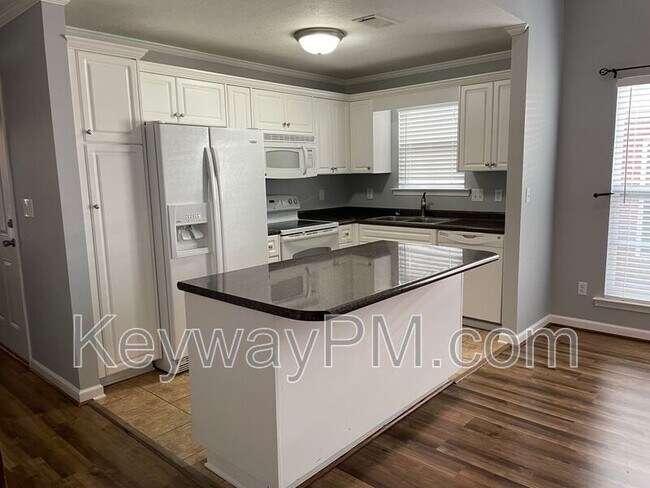 Building Photo - 830 Landing Dr