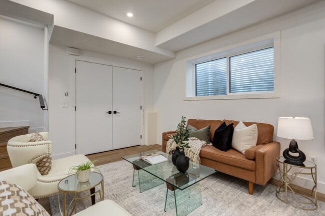 Building Photo - Modern 1 Bedroom Basement Suite Available Immediately