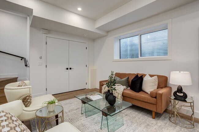 Photo du bâtiment - Modern 1 Bedroom Basement Suite Available Immediately