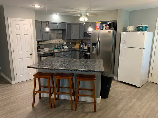 Building Photo - 7943 York St