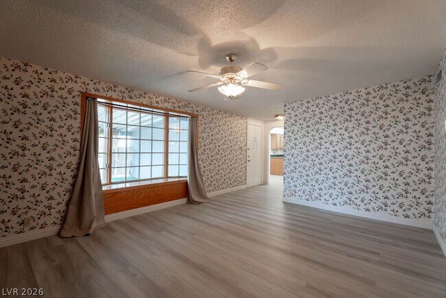Building Photo - 5185 E Sun Valley Dr