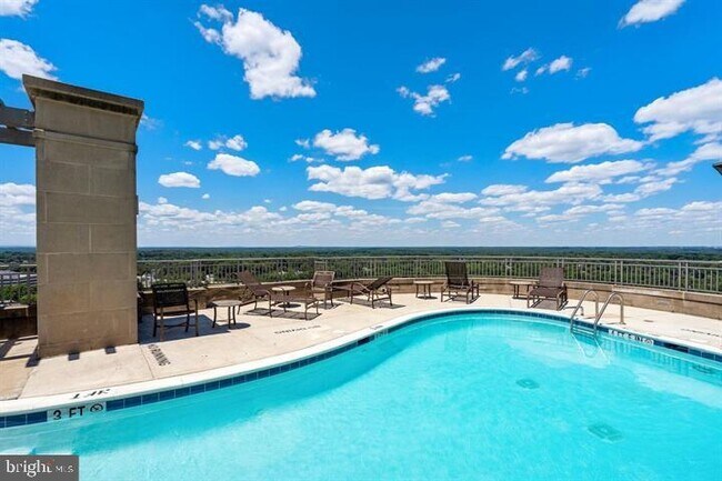 Foto del edificio - 8220 Crestwood Heights Dr