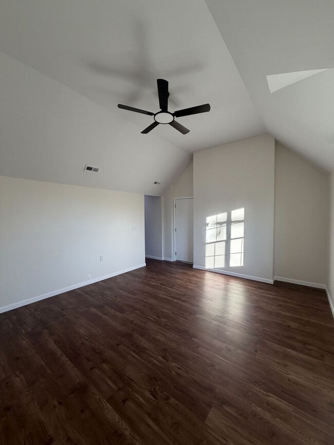 Building Photo - 2080 E 5th Ave