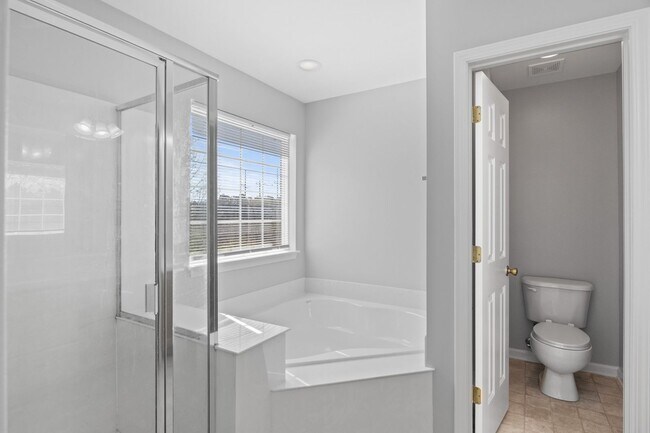 Foto del edificio - North Raleigh Townhouse with One Car Garage