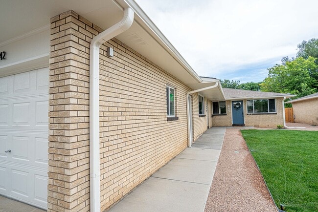 Building Photo - Charming Fully Remodeled 2 Bedroom, 1 Bath...