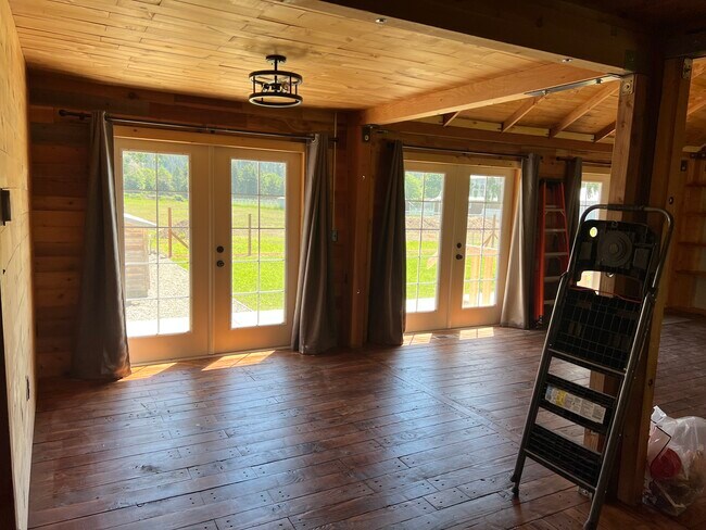 Building Photo - Cabin