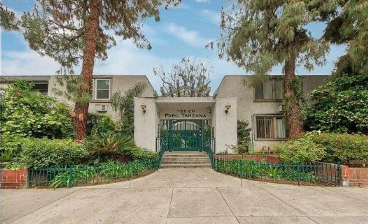 18620 Hatteras St Unit 206, Tarzana, CA 91356 Condo for Rent in