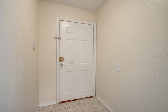 Building Photo - 13905 Fairway Island Dr