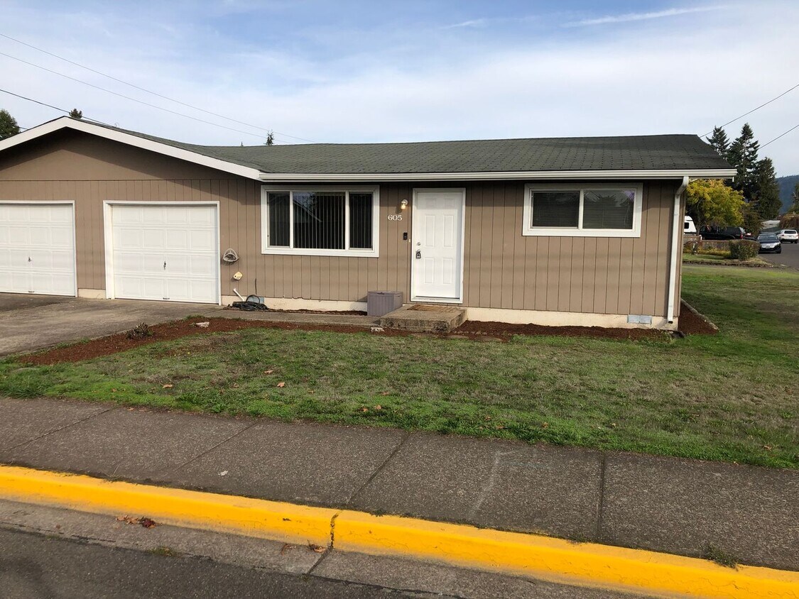 Foto principal - Beautifully updated 2 bed/1bath duplex in ...