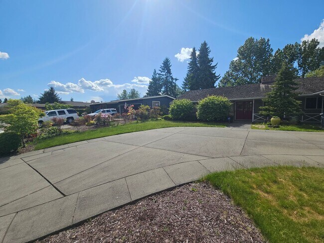 Foto del edificio - Beautifully Bellevue Rambler in Prime Loca...